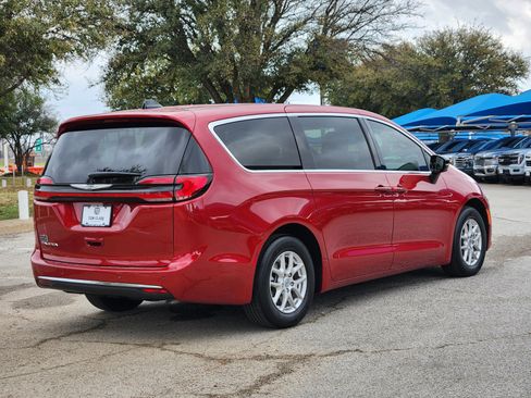 Used 2025 Chrysler Pacifica Select image 5