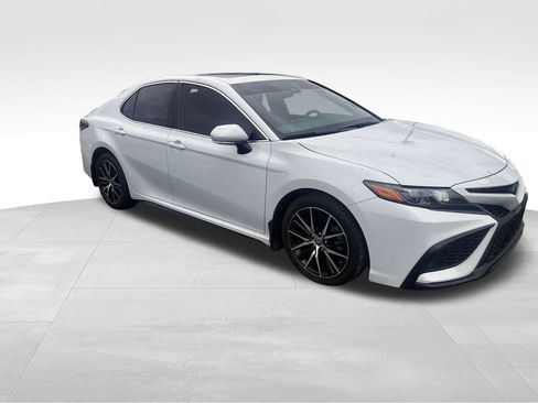 Used 2022 Toyota Camry SE w/ Cold Weather Package image 20