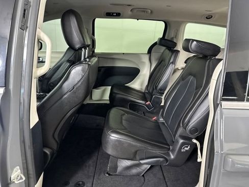 Used 2023 Chrysler Pacifica Touring-L image 25