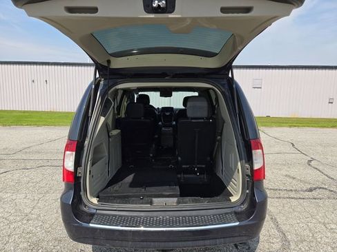 Used 2014 Chrysler Town & Country Touring FWD image 11