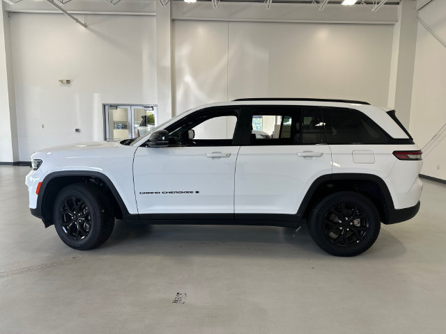 Used 2024 Jeep Grand Cherokee Altitude AWD/4WD image 8