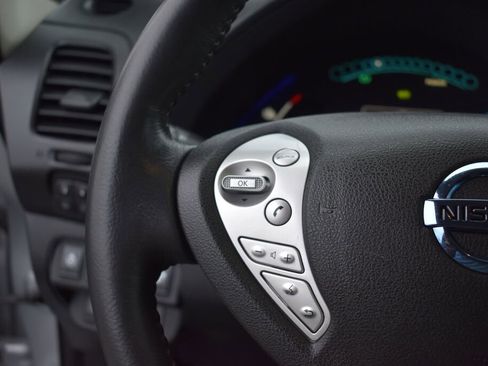 Used 2017 Nissan Leaf SL w/ Premium Package image 16