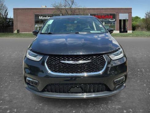 Used 2024 Chrysler Pacifica Touring-L FWD image 6