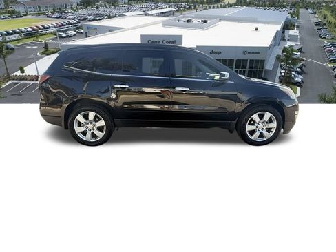 Used 2017 Chevrolet Traverse LT w/ Style and Technology Package image 3