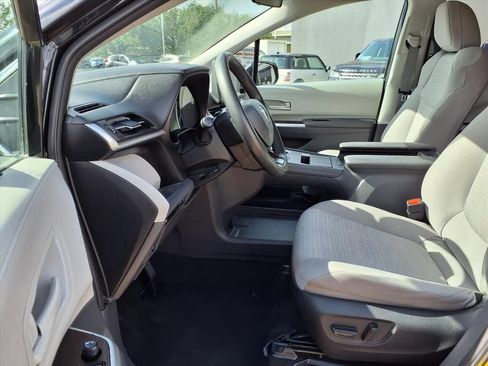 Used 2023 Toyota Sienna LE FWD image 10
