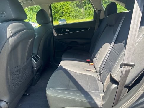 Used 2020 Kia Sorento LX FWD image 16