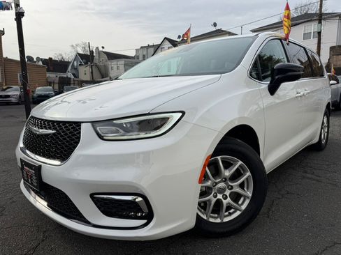 Used 2024 Chrysler Pacifica Touring-L image 2