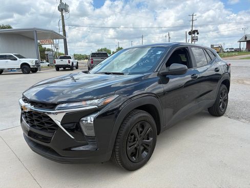 Used 2024 Chevrolet Trax LS FWD image 1