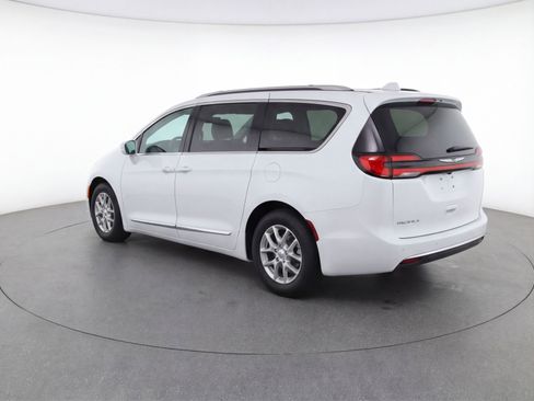 Used 2024 Chrysler Pacifica Touring-L image 6