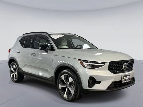 Used 2024 Volvo XC40 B5 Plus AWD/4WD image 9