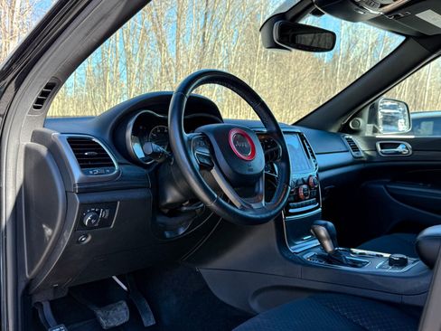 Used 2019 Jeep Grand Cherokee Laredo image 16