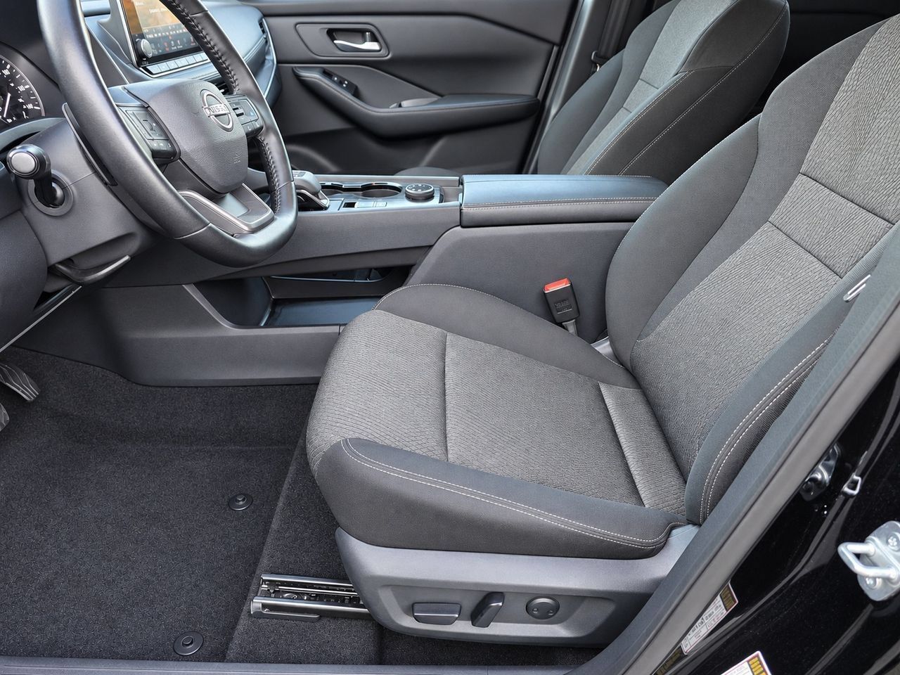 Used 2025 Nissan Rogue SV AWD/4WD image 13