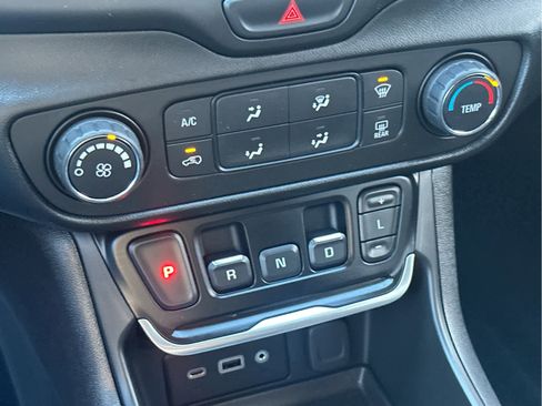 Used 2018 GMC Terrain SLE image 34