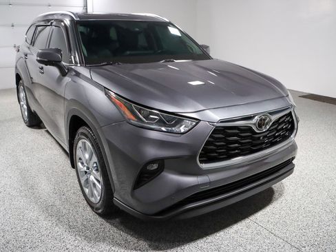 Used 2024 Toyota Highlander Limited FWD image 5
