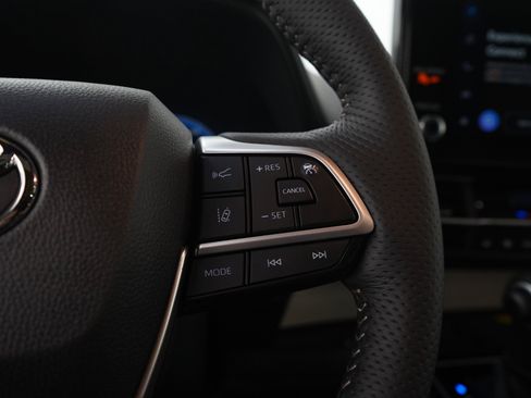 Used 2025 Toyota Sienna Platinum AWD/4WD image 31