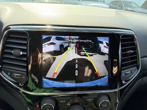 Used 2019 Jeep Grand Cherokee Altitude image 21