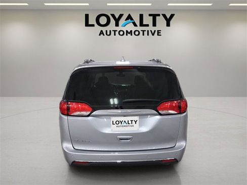 Used 2020 Chrysler Pacifica Touring-L image 4