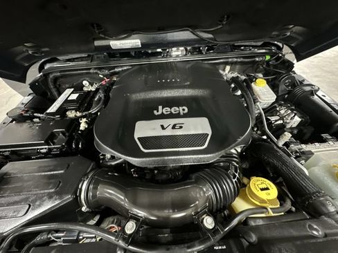 Used 2018 Jeep Wrangler Sahara w/ Connectivity Group AWD/4WD image 22