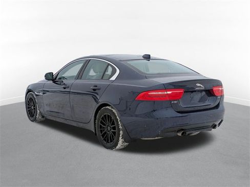 Used 2018 Jaguar XE Premium image 4