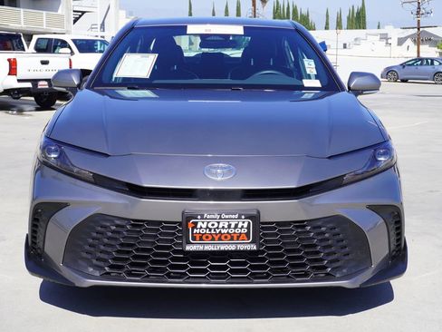 Used 2025 Toyota Camry SE image 3