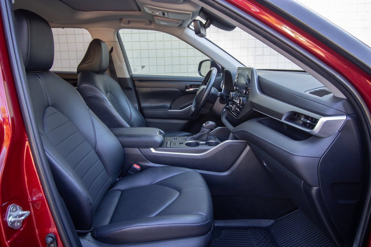 Used 2020 Toyota Highlander XLE FWD image 24