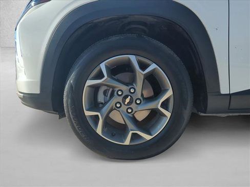 Used 2025 Chevrolet Trax LT image 21