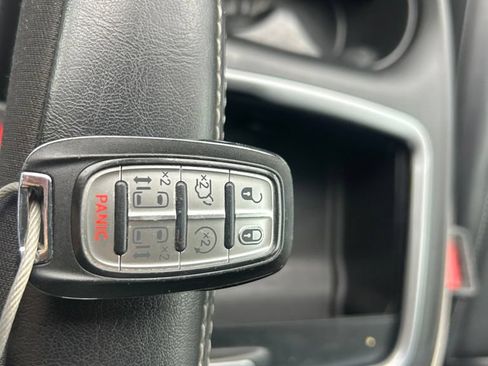 Used 2024 Chrysler Pacifica Limited FWD image 17