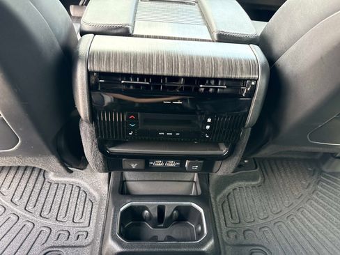 Used 2024 Jeep Wagoneer L Series III w/ Flexible Seating Group AWD/4WD image 17