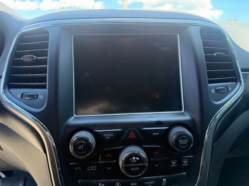 Used 2017 Jeep Grand Cherokee Altitude AWD/4WD image 16