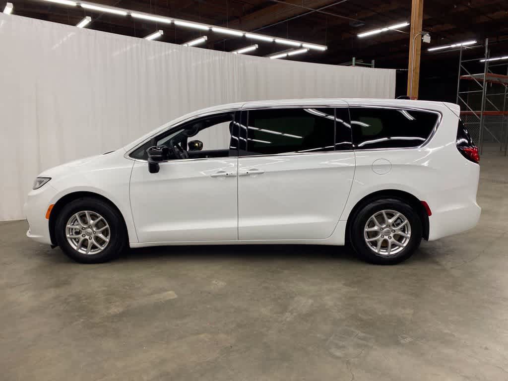 Used 2025 Chrysler Pacifica Select FWD image 3