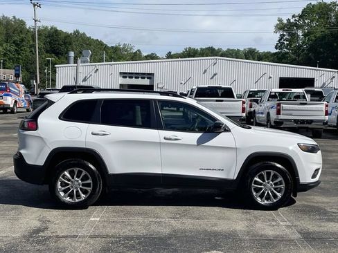 Used 2022 Jeep Cherokee Latitude Lux w/ Sun & Sound Group AWD/4WD image 2