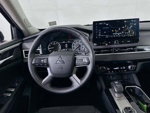 Used 2025 Mitsubishi Outlander SE image 17