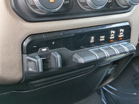 Used 2019 RAM 1500 Laramie w/ Off Road Group AWD/4WD image 30