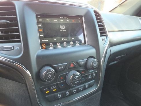 Used 2018 Jeep Grand Cherokee Laredo AWD/4WD image 4