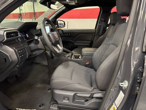 Certified 2025 Toyota Tacoma SR5 AWD/4WD image 14