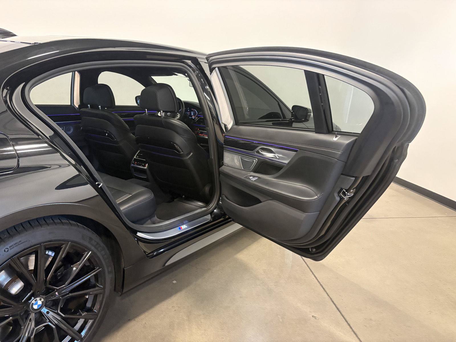 Used 2022 BMW 750i xDrive w/ Executive Package AWD/4WD image 47