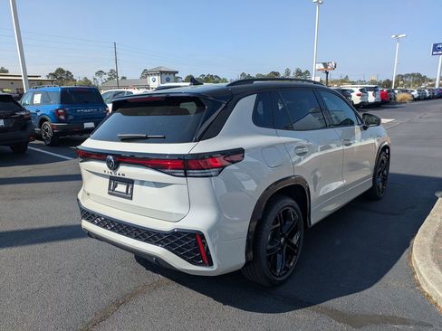 New 2026 Volkswagen Tiguan SE R-Line FWD image 5