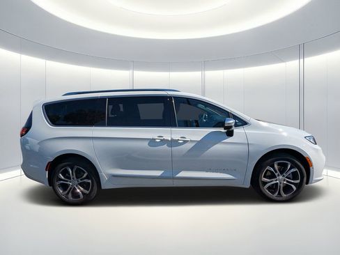 New 2026 Chrysler Pacifica Pinnacle image 3