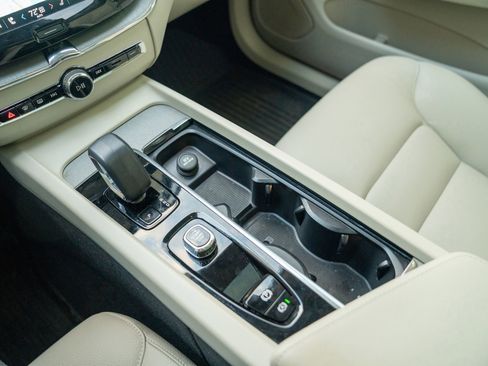 Used 2024 Volvo XC60 B5 Plus w/ Protection Package Premier image 19