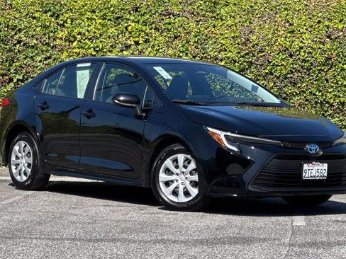 Used 2025 Toyota Corolla LE w/ Convenience Package FWD image 2