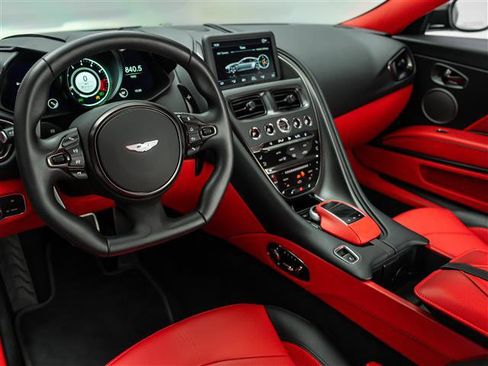 Used 2023 Aston Martin DBS Coupe image 3