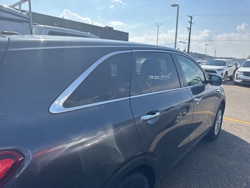 Used 2020 Kia Sorento LX image 18