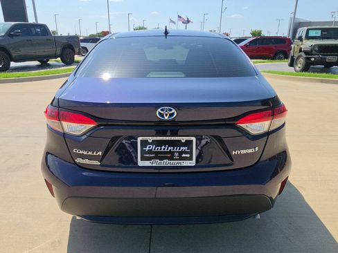 Used 2022 Toyota Corolla LE FWD image 4