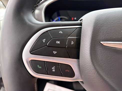 Used 2024 Chrysler Pacifica Limited FWD image 18