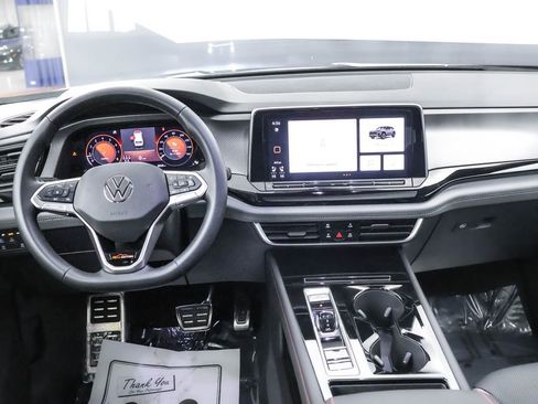 Used 2025 Volkswagen Atlas Peak Edition SE image 21