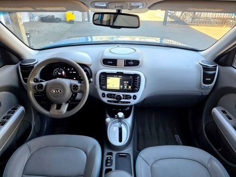 Used 2015 Kia Soul EV + FWD image 9