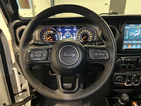 Used 2023 Jeep Gladiator Willys AWD/4WD image 11
