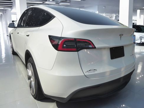 Used 2020 Tesla Model Y Long Range image 8
