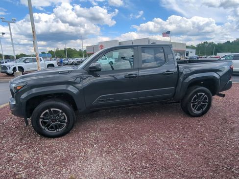 Used 2024 Toyota Tacoma TRD Sport AWD/4WD image 5