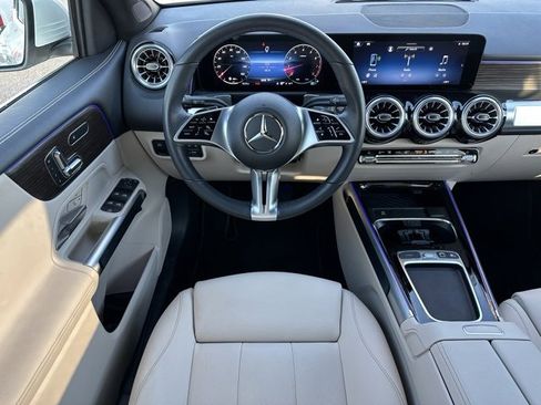 Used 2025 Mercedes-Benz GLB 250 4MATIC image 12